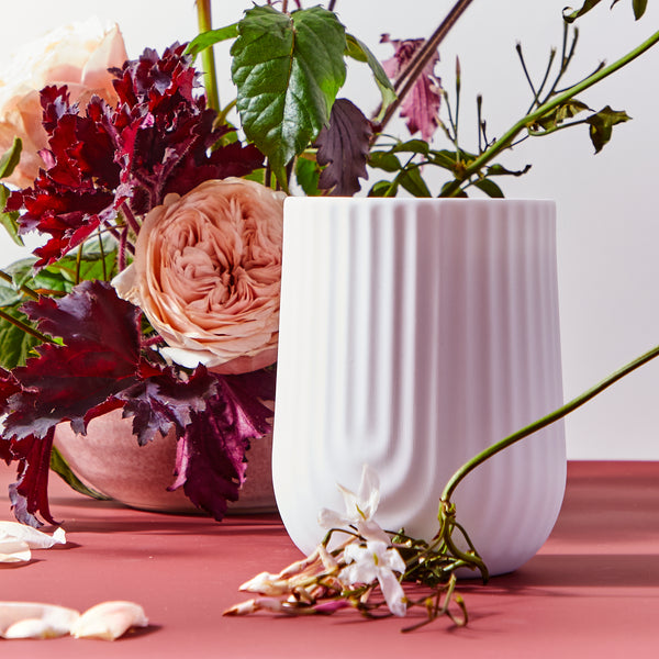 Load image into Gallery viewer, Eau Currant - Arc Scented Porcelain Candle